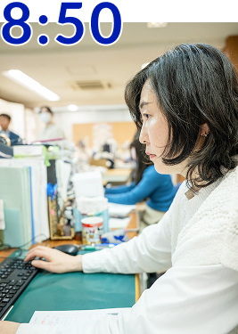 メールチェック・受発注業務をする女性社員